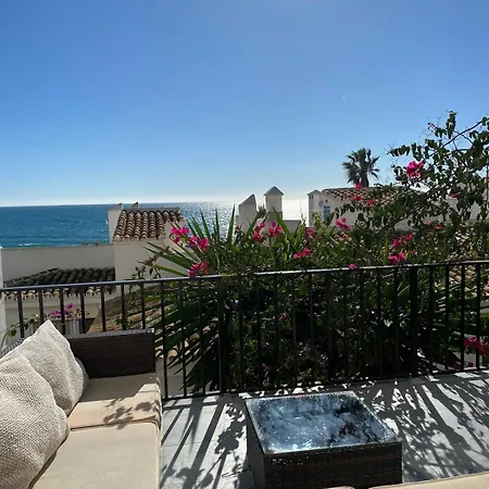Beachfront Duplex With Seaview 아파트